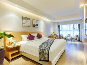 重庆重庆静时文化酒店的酒店客房设有一张大床和一张桌子。