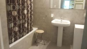 戈多伊克鲁斯卡斯科尼诺特拉皮切住宿加早餐旅馆的一间带水槽和淋浴帘的浴室
