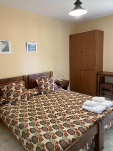 埃尔卡拉法特Hostel Los Pioneros的一间卧室配有一张床,上面有两条毛巾