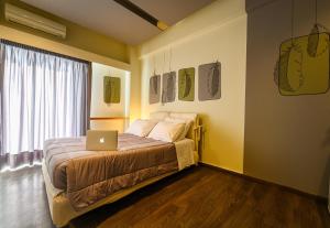 美西尼克利奥佩特拉酒店的一间卧室配有一张带笔记本电脑的床