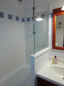 卡尔康LES GRANDS PINS的带浴缸、水槽和镜子的浴室
