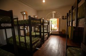 利马Great Partners hostel的一间房间,里面放着一张双层床