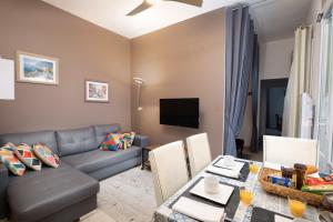 卡尔卡松Les Terrasses Du Midi - Garage+Clim+WiFi的客厅配有沙发和桌子