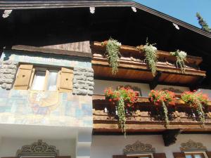 巴特维塞克里斯托夫旅馆的阳台上种植了盆栽植物的建筑