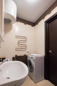 托木斯克ОК! Советская, 69 №3的浴室设有水槽旁的洗衣机