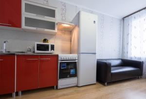 托木斯克ОК! Советская, 69 №3的厨房配有白色冰箱和微波炉