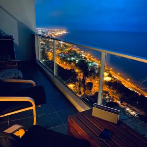 马普托Xenon Urban Apartments的阳台,晚上可欣赏到城市景观