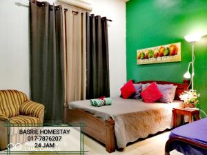 麻坡Basrie Villa Pagoh - Mini Cinema , Private Pool , Wi-Fi , NetFlix的一间卧室设有一张床和绿色的墙壁