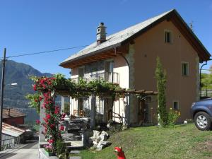 戈尔多拉Agriturismo Cantina Carrara的一只红鸟站在房子前面