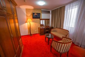 拉克塔希圣巴尼亚卢卡拉克塔奇酒店的酒店客房铺有红地毯,设有起居室。