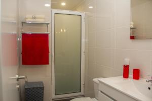卡列塔Amoreira House的一间带卫生间和红色毛巾的浴室