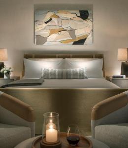 索诺玛麦克阿瑟温泉酒店 的一间卧室配有一张带蜡烛和两把椅子的床