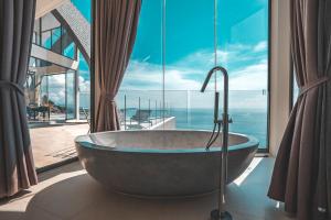 茶云莱海滩Sky Dream Villa Award Winning Sea View Villa的带浴缸的大窗户