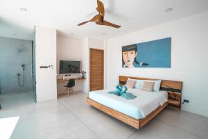 茶云莱海滩Sky Dream Villa Award Winning Sea View Villa的一间卧室,配有一张带蓝色泰迪熊的床