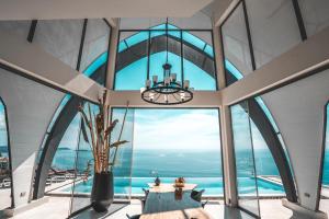 茶云莱海滩Sky Dream Villa Award Winning Sea View Villa的客房设有大窗户和吊灯。