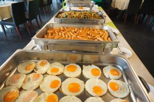 尖竹汶แกรนด์ ฟอเรสท์ Grand Forest的包括鸡蛋、蛋卷和其他食物的自助餐