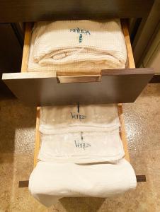 Seto金星丽兹酒店（仅限成人入住）的两条白色毛巾都放在抽屉里
