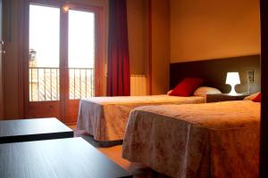 巴尔巴斯特罗Hostal Cafeteteria Goya的酒店客房设有两张床和窗户。