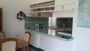 马萨特兰residencia 2的厨房配有绿色台面和桌子