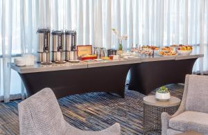 沃本波士顿沃本皇冠假日酒店的一张自助餐桌,里面包含酒店客房内的食物