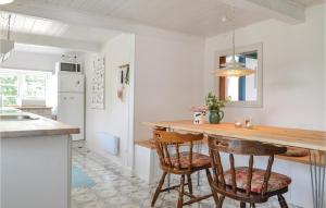 NymindegabNice Home In Nrre Nebel With Kitchen的厨房配有柜台和两张桌子上的椅子