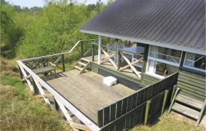 凡岛Tziki的享有带木甲板的房屋的空中景致