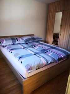 塔什Petit Paradisli的卧室内的一张床铺,配有木制床架