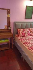 曼谷santo house的一间卧室配有一张床、镜子和钢琴