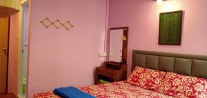 曼谷santo house的一间卧室配有一张床和镜子