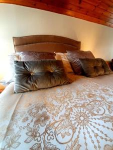 莫法特Groom's Cottage的卧室内的一张带枕头的床