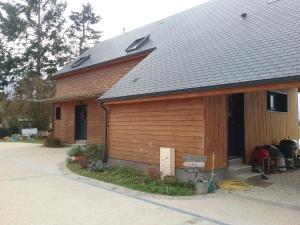 Germigny-des-PrésMaison bois的一座房子,带屋顶车库