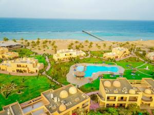 Abū GhuşūnWadi Lahmy Azur Resort - Soft All-Inclusive的享有带游泳池和海洋的度假村的空中景致