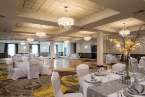 布尔里奇布尔里奇芝加哥SW皇冠假日酒店的宴会厅配有白色的桌椅和吊灯