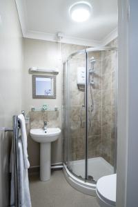 马奇铜锣湾旅馆的带淋浴和盥洗盆的浴室