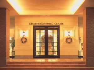 长滨市格拉兹奇塔比瓦克酒店的标有酒店标志的前门