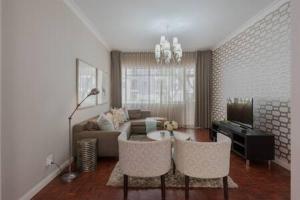 约翰内斯堡Modern Apartment in Rosebank的客厅配有沙发和桌椅