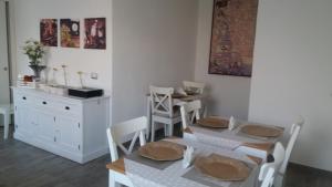 兰佩杜萨Venustas的一间带桌椅的用餐室和一间厨房