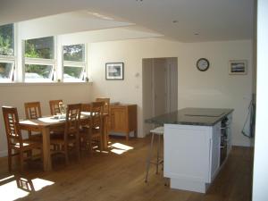 邓韦根Painter's House的厨房以及带桌椅的用餐室。
