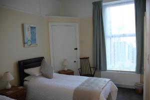 曼海德Candlelight的酒店客房设有床和窗户。