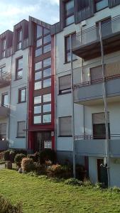 卡塞尔Apartment in zentraler Lage Kassels的公寓大楼拥有红色和白色装饰