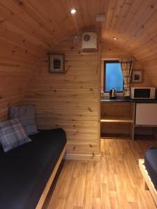 泰恩德拉姆Glamping Hut - By The Way Campsite的小木屋内一间卧室,配有一张床