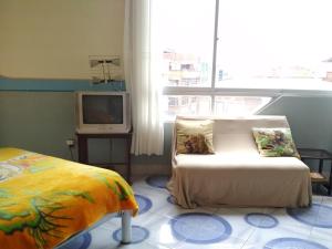 拉巴斯habitación privada y confortable的客房设有床、沙发和电视。