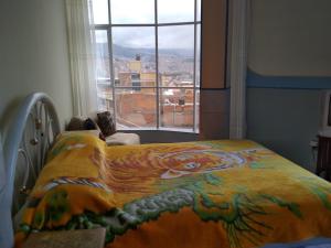 拉巴斯habitación privada y confortable的一间卧室,配有一张带老虎画的床