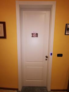 科莱尼奥B&B Ad Quintum Torino的白色的门,上面有照片