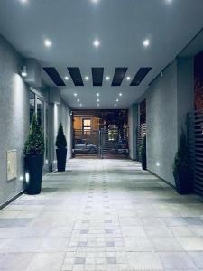 克拉古耶瓦茨Hotel Viva的带有盆栽植物的建筑走廊