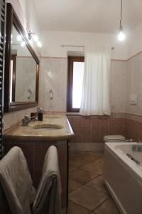 内皮Il Granaio Del Pavone的一间带水槽、浴缸和卫生间的浴室