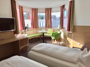 弗赖辛伊萨尔酒店的配有一张床和一张书桌的酒店客房