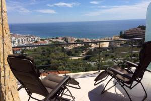 塞辛布拉Luxus Ferienhaus Casa Paraiso的阳台配有两把椅子,享有海景。