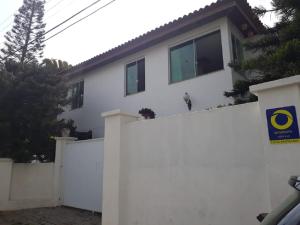 伊达贾伊Casa da Praia的白色围栏后面的房子