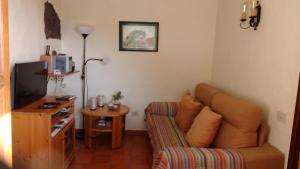 San AndrésCasa Rural El Valle的客厅配有沙发和桌子